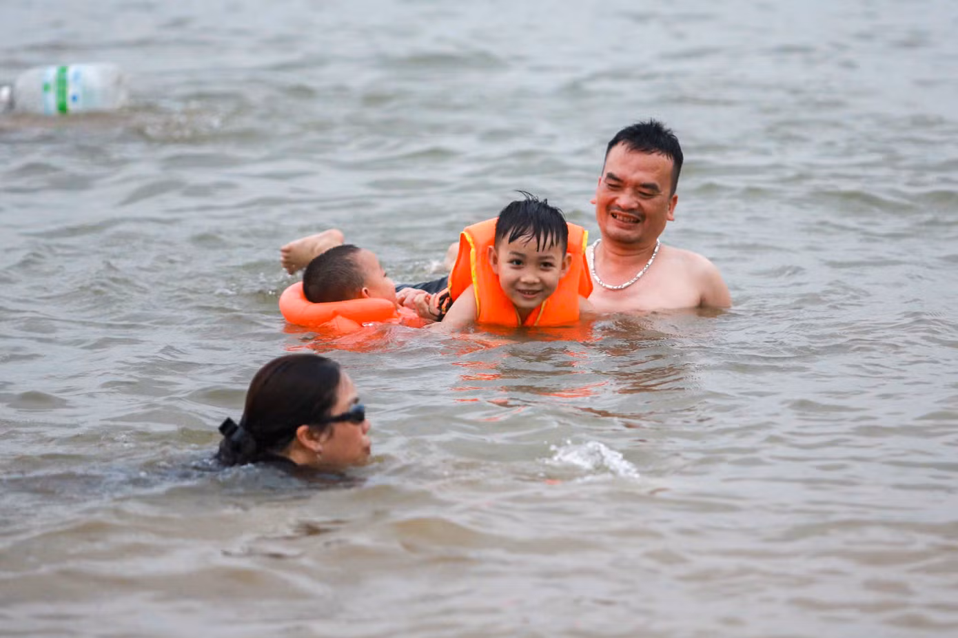 Để đảm bảo an toàn, trẻ nhỏ đi tắm luôn có phụ huynh đi kèm và trang bị đầy đủ phao để phòng tránh đuối nước.