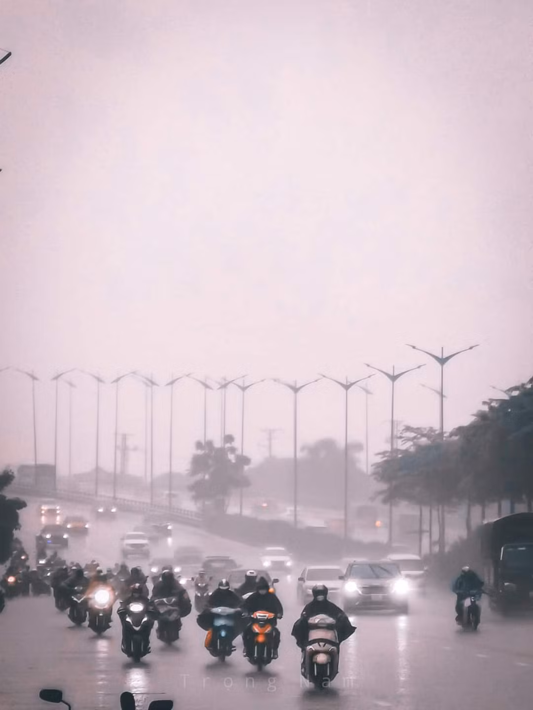 Khu vực Long Biên sáng nay mưa trắng xoá cả bầu trời. (Ảnh: Trọng Nam)