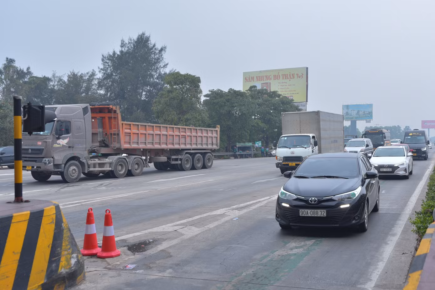 Tại trạm thu phí BOT Pháp Vân - Cầu Giẽ, lưu lượng phương tiện không tăng đột biến. Các phương tiện di chuyển thuận tiện.