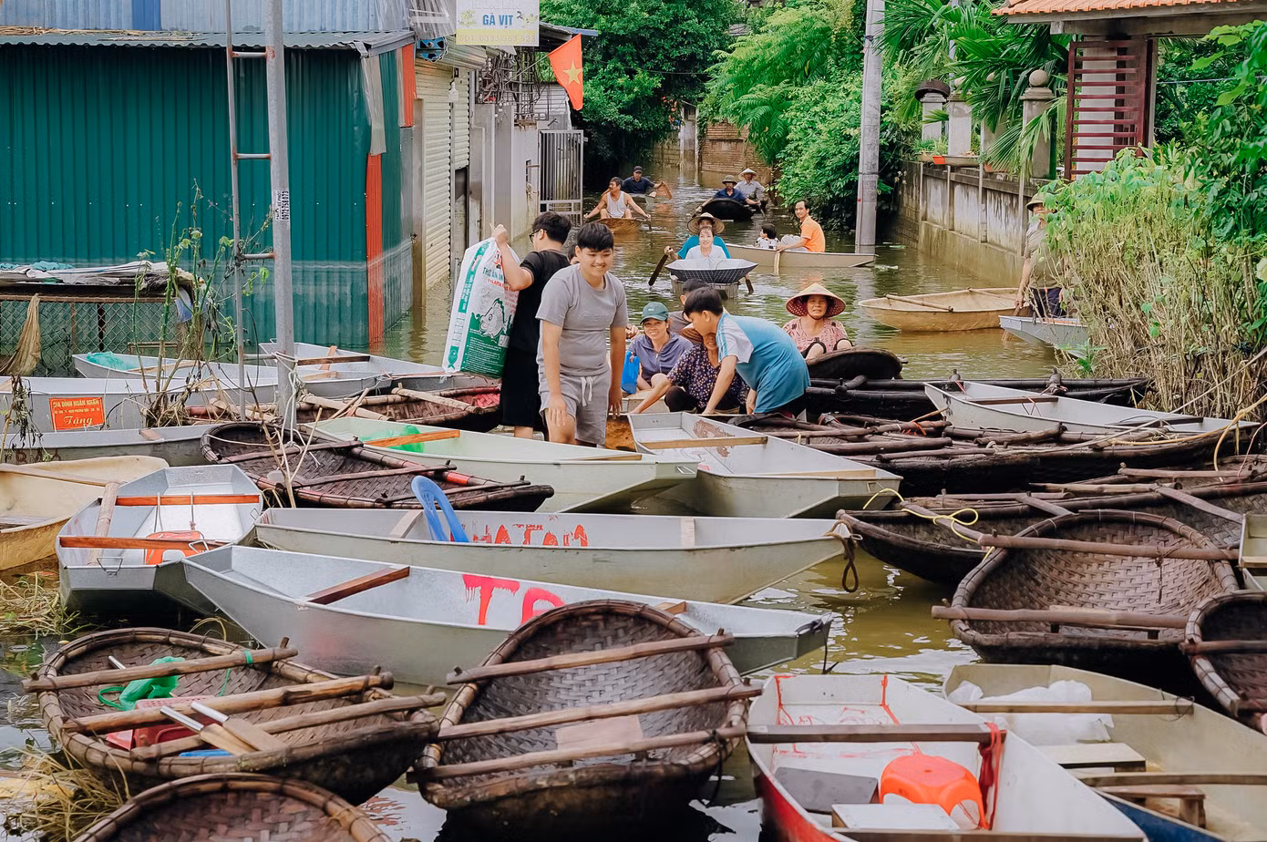 Người dân tập kết thuyền ở đầu thôn Nhân Lý chờ tiếp nhận hàng cứu trợ từ chính quyền, đoàn thể và các nhà hảo tâm.