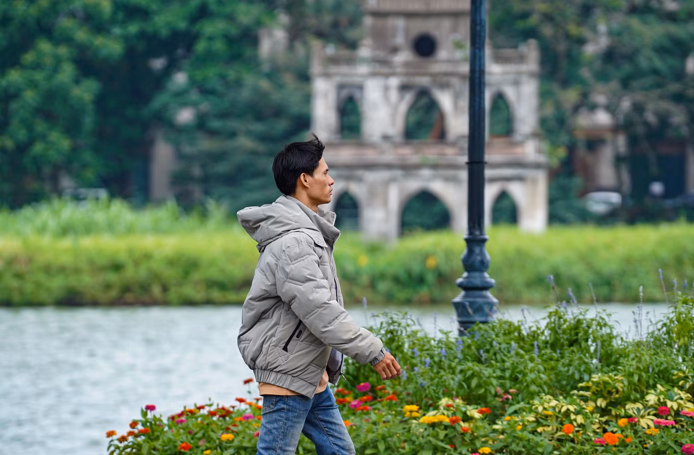 Thậm chí, một số người còn mặc áo phao khi ra đường trong thời tiết sáng nay (25/5).