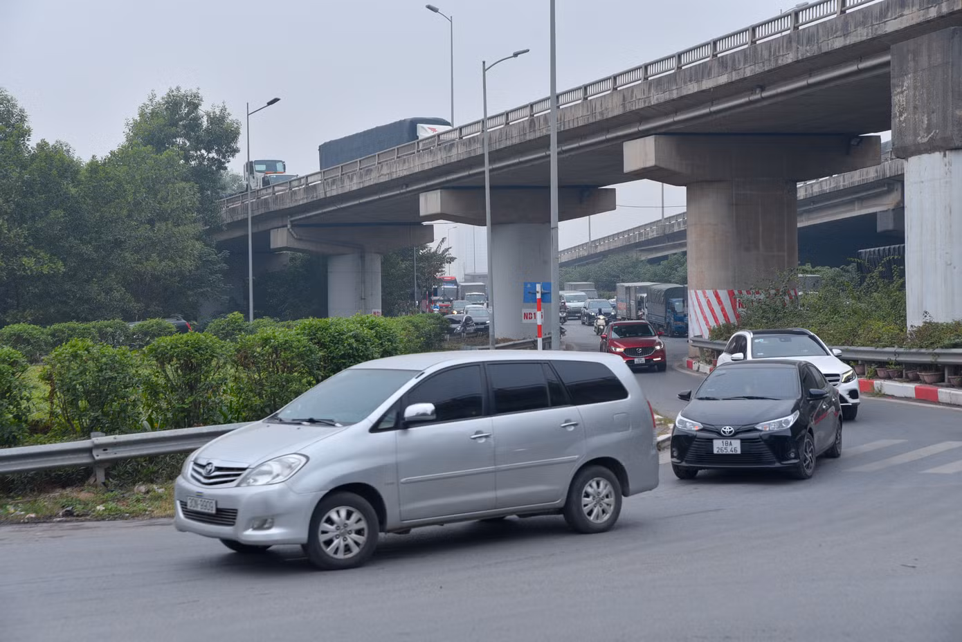 Các phương tiện di chuyển trên cao tốc Pháp Vân - Cầu Giẽ.