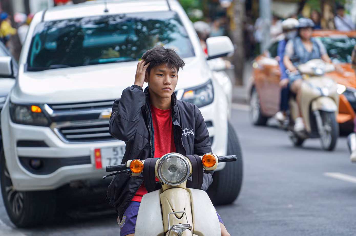 Bạn Hoàng Huy (quận Tây Hồ) cho biết: "Sáng nay mình ra ngoài thấy lạnh nên phải về lấy áo khoác để mặc vào. Hôm qua vẫn nóng tự nhiên nay lạnh khiến mình rất bất ngờ'.