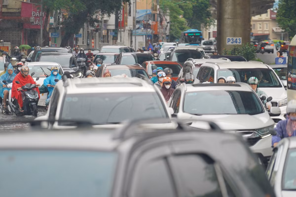 Hình ảnh người dân “nhích từng bước” trên đường Cầu Giấy lúc hơn 8 giờ.