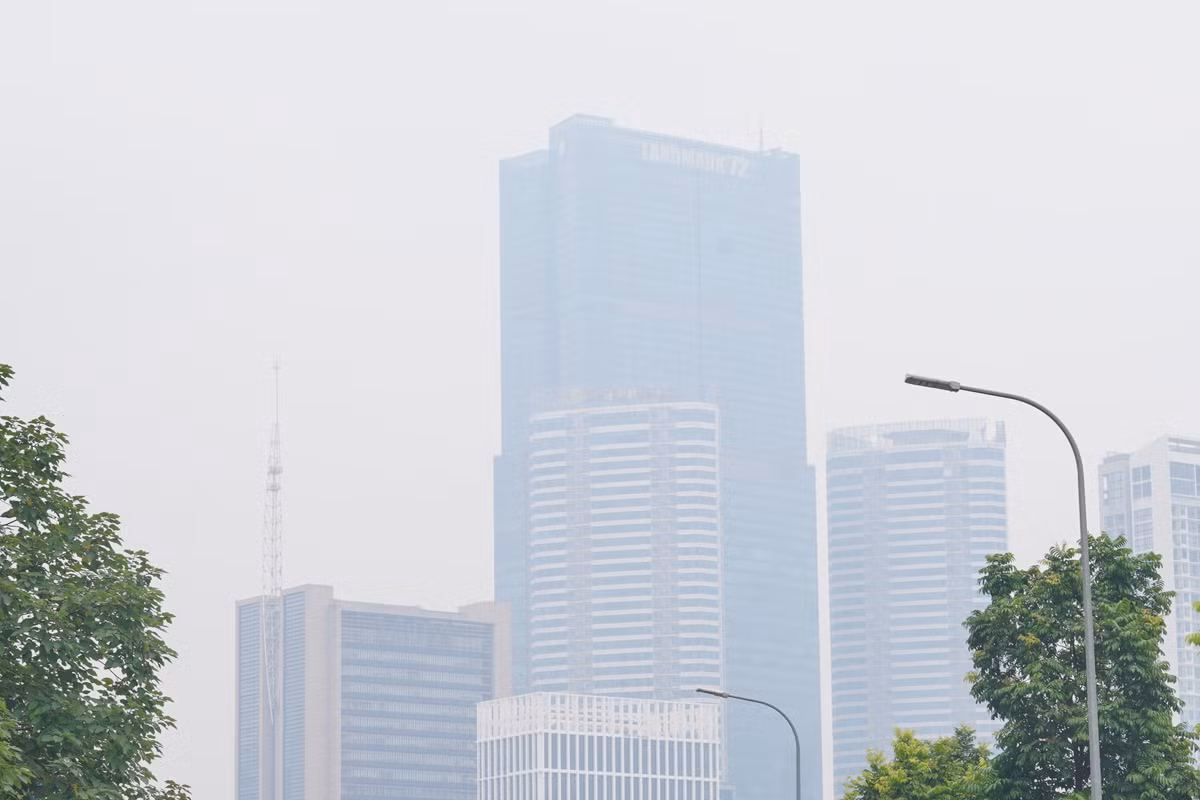 Toà nhà Landmark72 gần như ẩn vào làn sương mù.