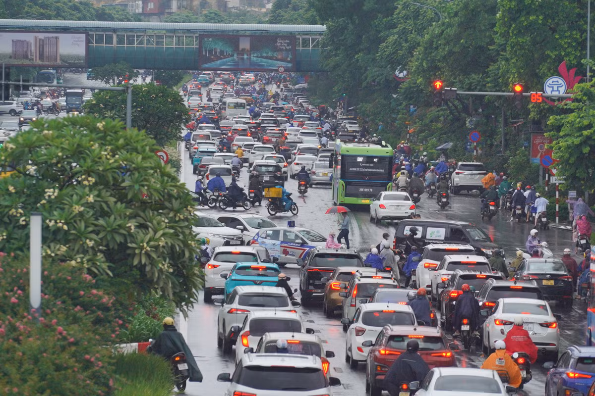 Xe máy và ôtô chen nhau trên đường Nguyễn Chí Thanh.