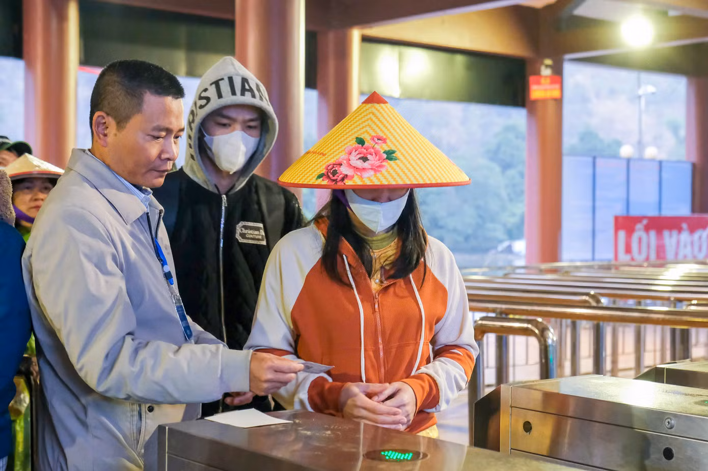 Người dân và du khách đi cáp treo lên động Hương Tích không cần phải xếp hàng, giá vé cáp treo khứ hồi là 220.000 đồng/người.