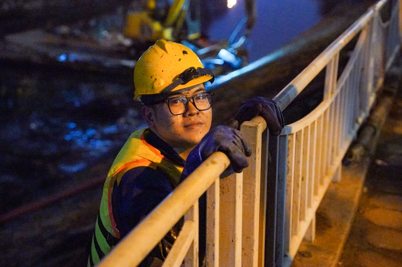 Anh Hùng, gương mặt lấm lem bùn đất sau một ca làm việc. "Ca đêm tôi bắt đầu từ 20h tối đến khoảng 4 - 5h sáng, tùy vào khối lượng công việc. Mỗi người một nhiệm vụ, công việc này cũng phụ thuộc khá nhiều vào thời tiết".