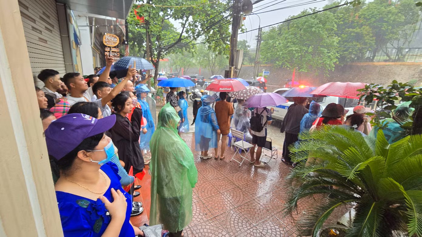 Ngoài đường, hàng vạn người dân đội mưa đón chờ màn diễu binh, diễu hành kỷ niệm 70 năm chiến thắng Điện Biên Phủ.