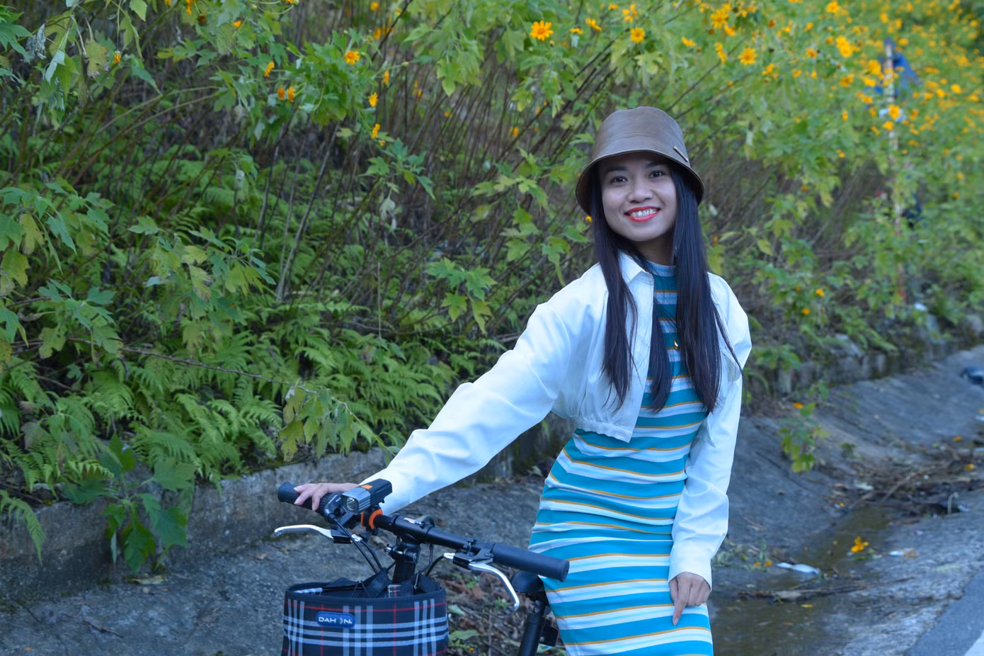 Vũ Cẩm Linh (SN 1984, ở Hà Nội) cho biết, cô và chồng đã đến vườn quốc gia Ba Vì vào khoảng 6 giờ 30, để thoả sức chụp ảnh Cẩm Linh còn mang theo chiếc xe đạp của mình. "Hoa dã quỳ ở Ba Vì hôm nay rất đẹp, mấy hôm trước mưa mình cứ tưởng hoa đã dập hết rồi", Cẩm Linh cho biết thêm.