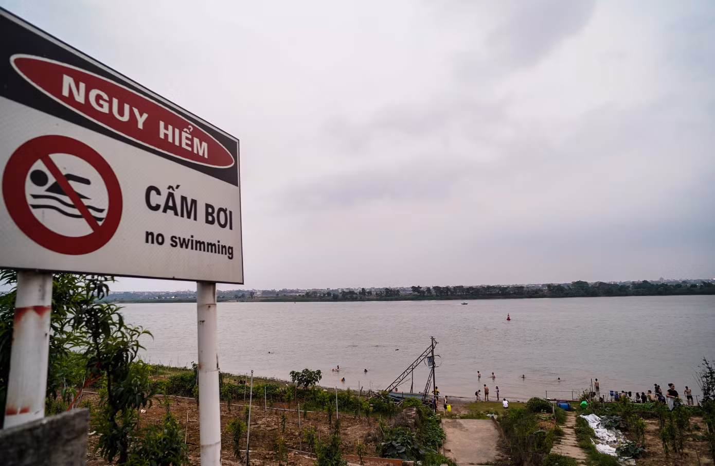 Ở khu vực 2 bên bờ sông Hồng có rất nhiều bãi tắm tự phát như thế này. Mặc dù đã có các biển cảnh báo nguy hiểm, nhiều người vẫn ngó lơ, vẫn tìm đến các khu vực ven sông Hồng để giải nhiệt, đặc biệt là trong những ngày nắng nóng gay gắt.
