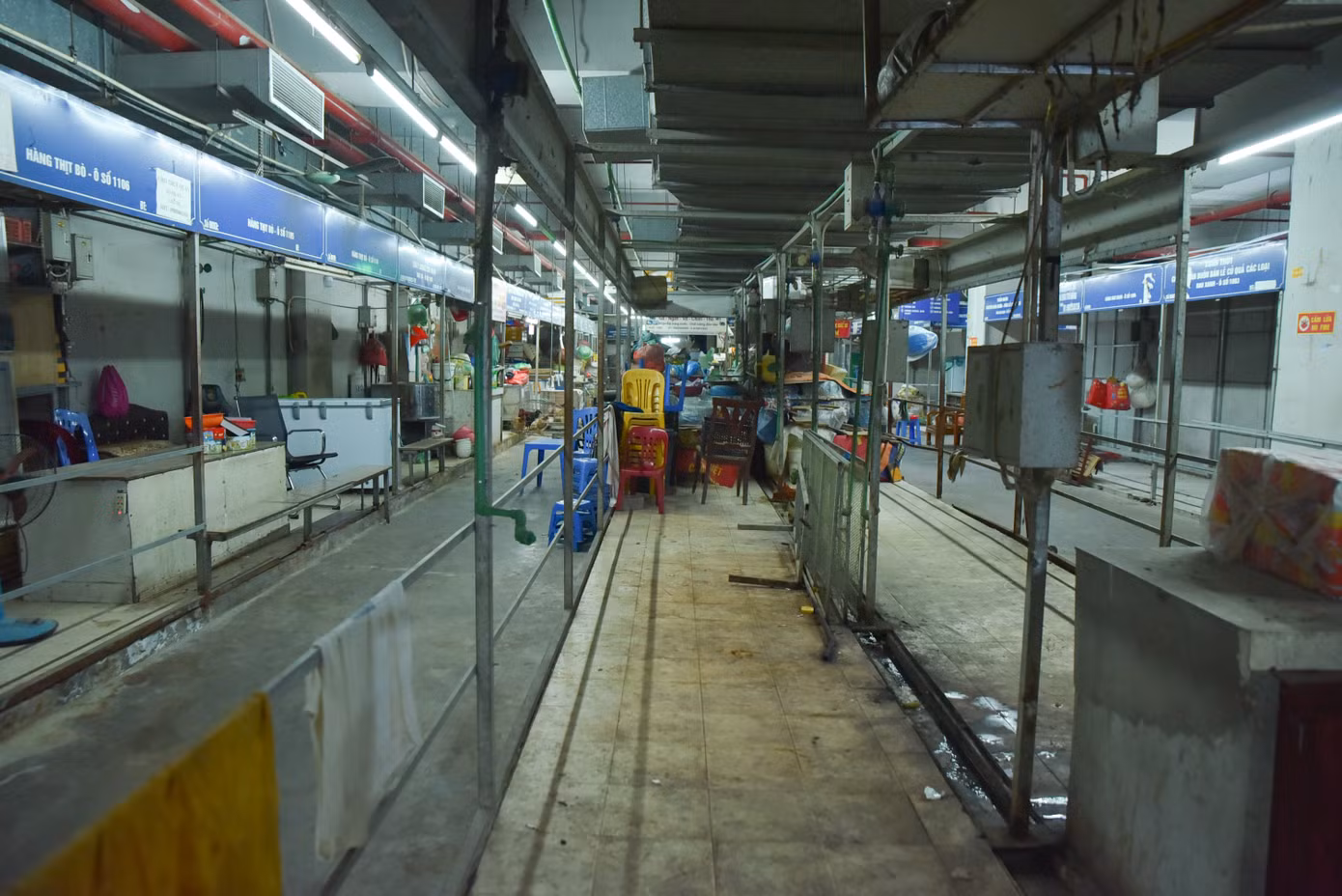 Chợ không một bóng khách, nhiều tiểu thương chấp nhận đóng cửa ki ốt.