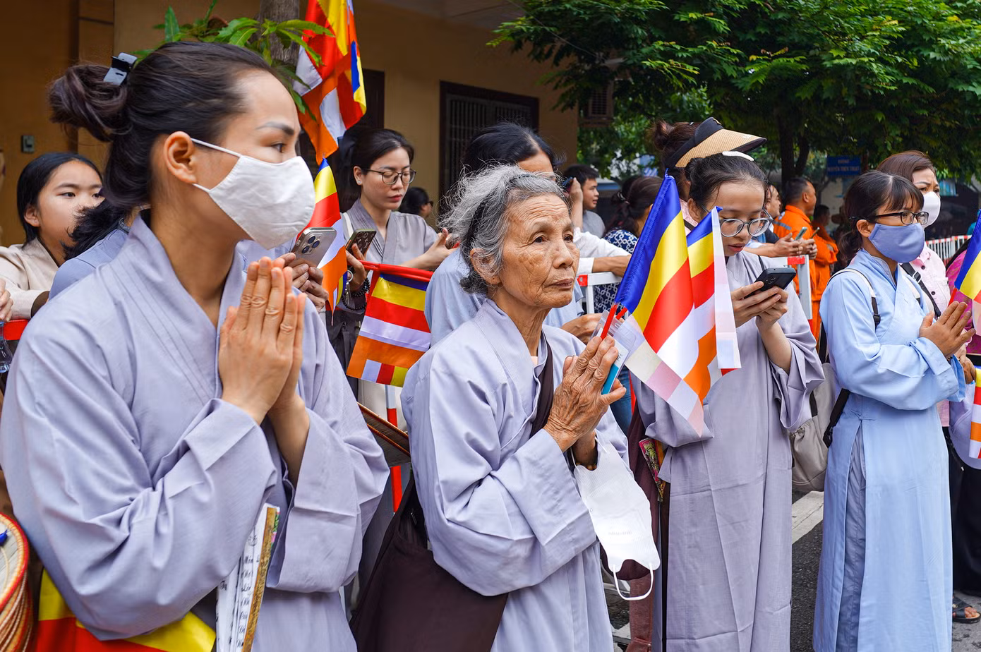 Ngay từ sáng sớm, hàng nghìn Phật tử và người dân địa phương đã có mặt tại chùa Chuông để chào đón xá lợi Đức Phật. Không khí nơi đây tràn ngập sự trang nghiêm và thành kính.