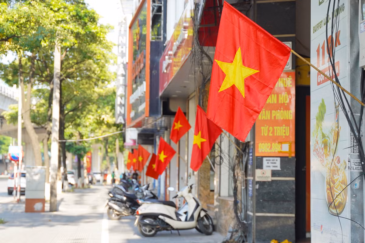 Cờ rực rỡ trên đường Hồ Tùng Mậu (quận Cầu Giấy).