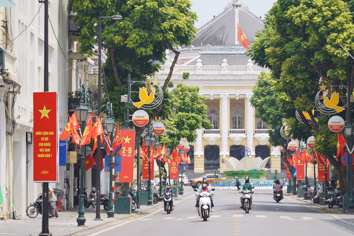Phố Tràng Tiền rực rỡ cờ hoa mừng Quốc khánh 2/9.