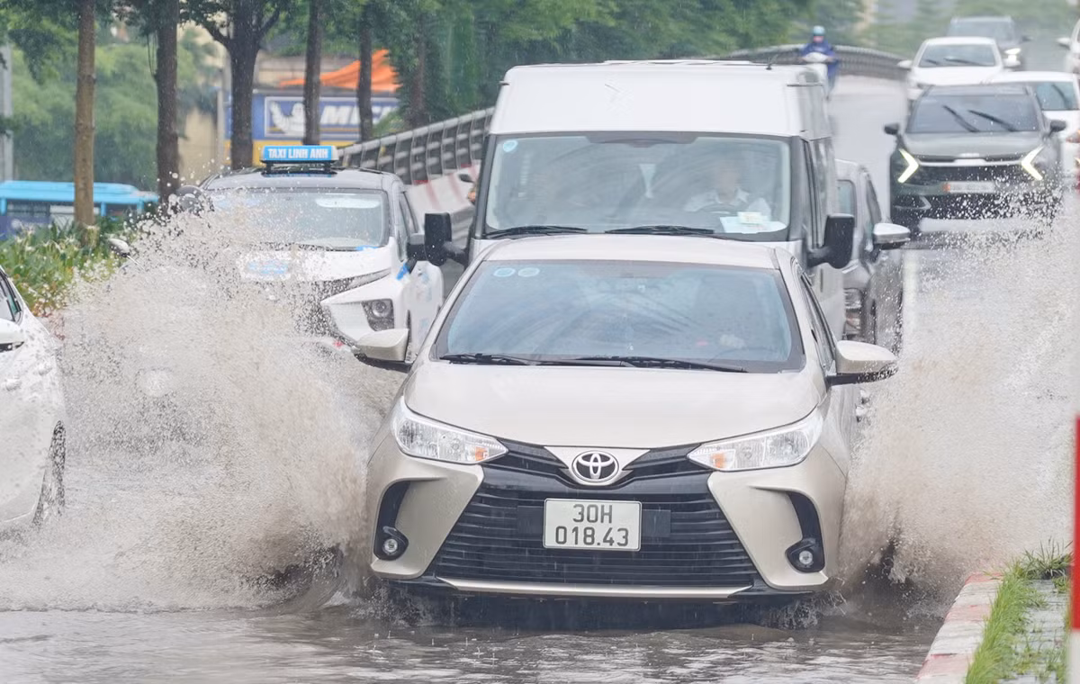 Phía trên Vành đai 2 (đoạn từ Cầu Giấy đến Võ Chí Công) cũng xảy ra tình trạng ngập úng, nước thoát chậm.