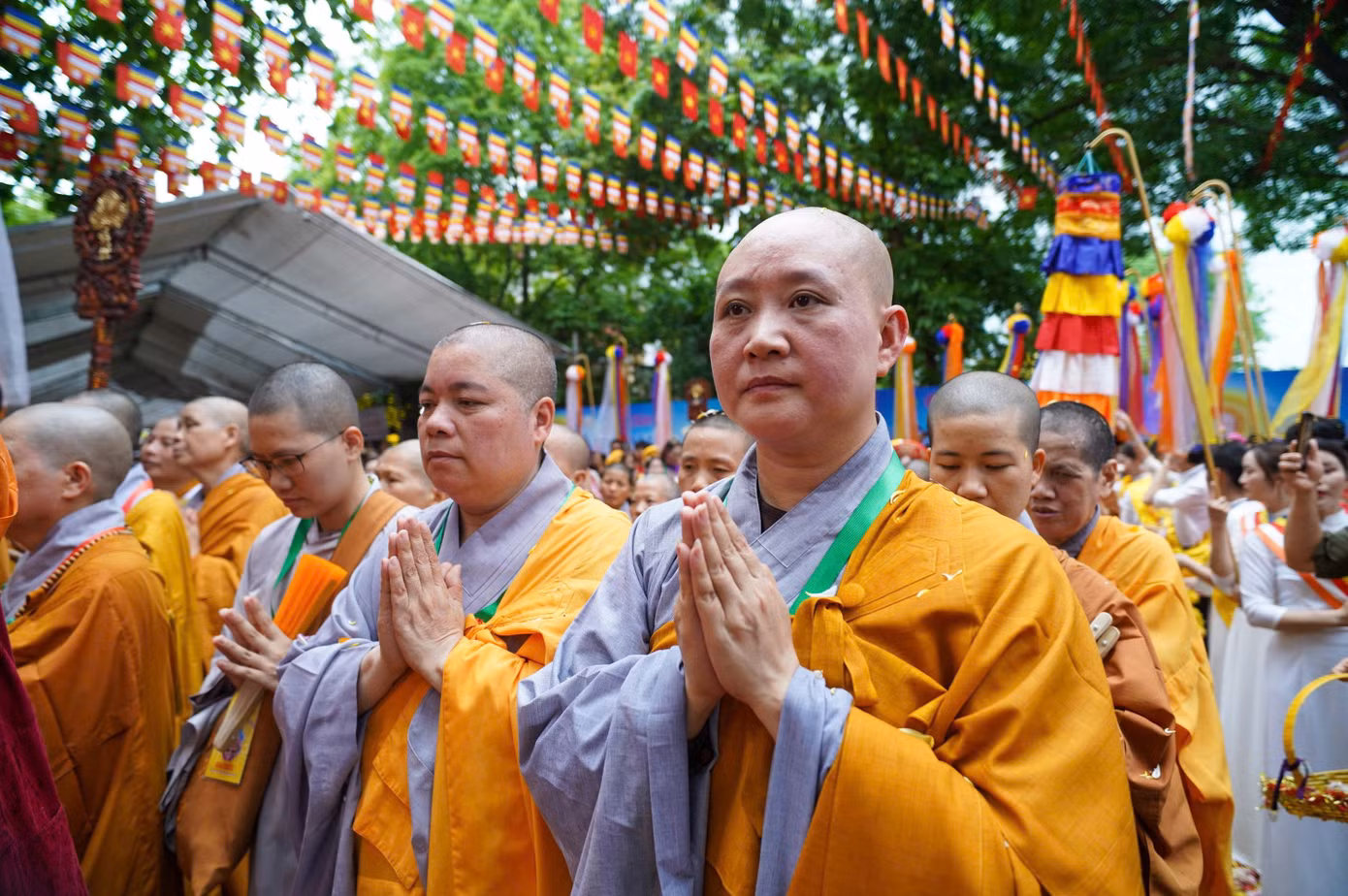 Nghi lễ cung nghinh xá lợi Đức Phật diễn ra trong không khí trang nghiêm.