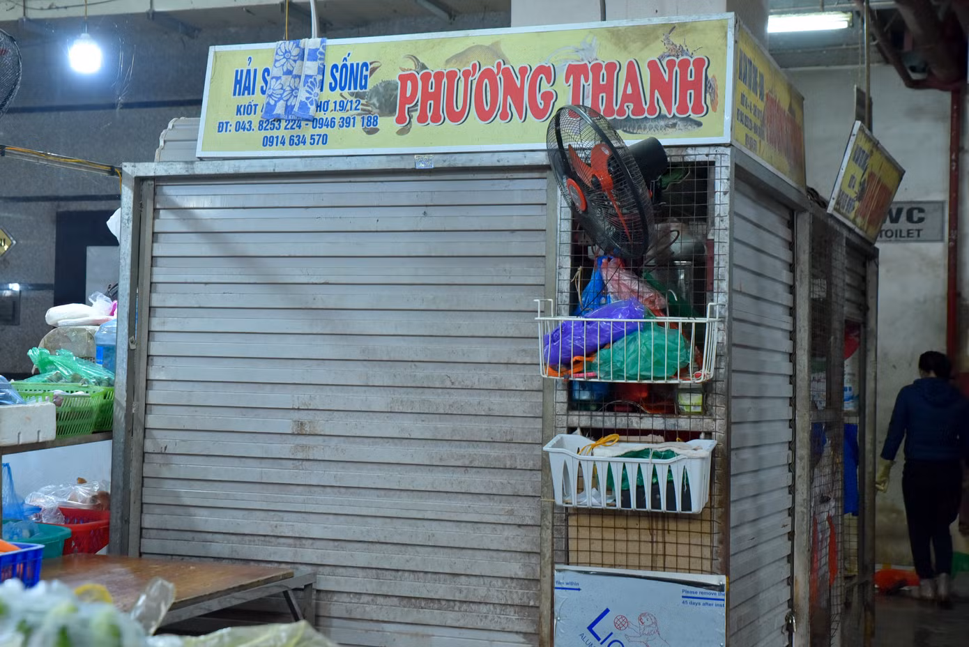 Ông Vũ Vinh Phú, nguyên Phó Giám đốc Sở Thương mại Hà Nội cho rằng: Hà Nội đã có những thất bại trong cải tạo, xây dựng lại chợ, tiêu biểu là 5 chợ truyền thống biến thành Trung tâm thương mại. “Ở trên họ bán sản phẩm xa xỉ, còn để bà con buôn bán xuống tầng hầm. Giá thuê cao đến gần 1 tỷ/kiốt bà con làm gì có tiền để trả. Chưa kể, quản lý trong và ngoài chợ không công bằng. Bên trong phí cao, bên ngoài chợ cóc bán nhộn nhịp, không thể cạnh tranh được.