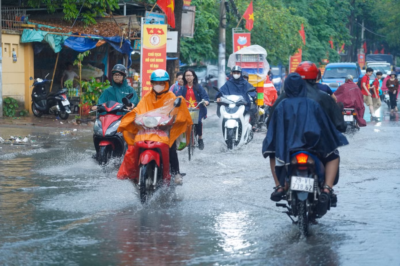 Nước tràn ra cả lòng đường.
