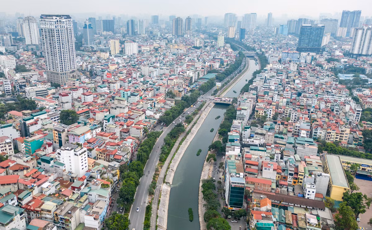 Sông Tô Lịch là một dòng sông chảy qua nhiều quận nội thành của thủ đô Hà Nội, với tổng chiều dài khoảng 15 km. Sông bắt đầu từ khu vực đường Hoàng Quốc Việt, chảy qua quận Cầu Giấy và hướng về phía nam thành phố. Sông Tô Lịch là một dòng sông chảy qua nhiều quận nội thành của thủ đô Hà Nội, với tổng chiều dài khoảng 15 km. Sông bắt đầu từ khu vực đường Hoàng Quốc Việt, chảy qua quận Cầu Giấy và hướng về phía nam thành phố.