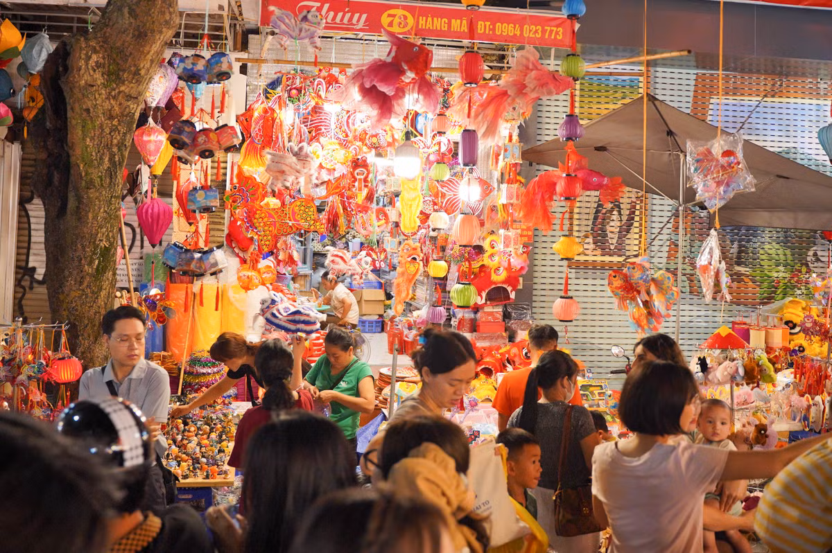Các cửa hàng luôn đông nghịt người.