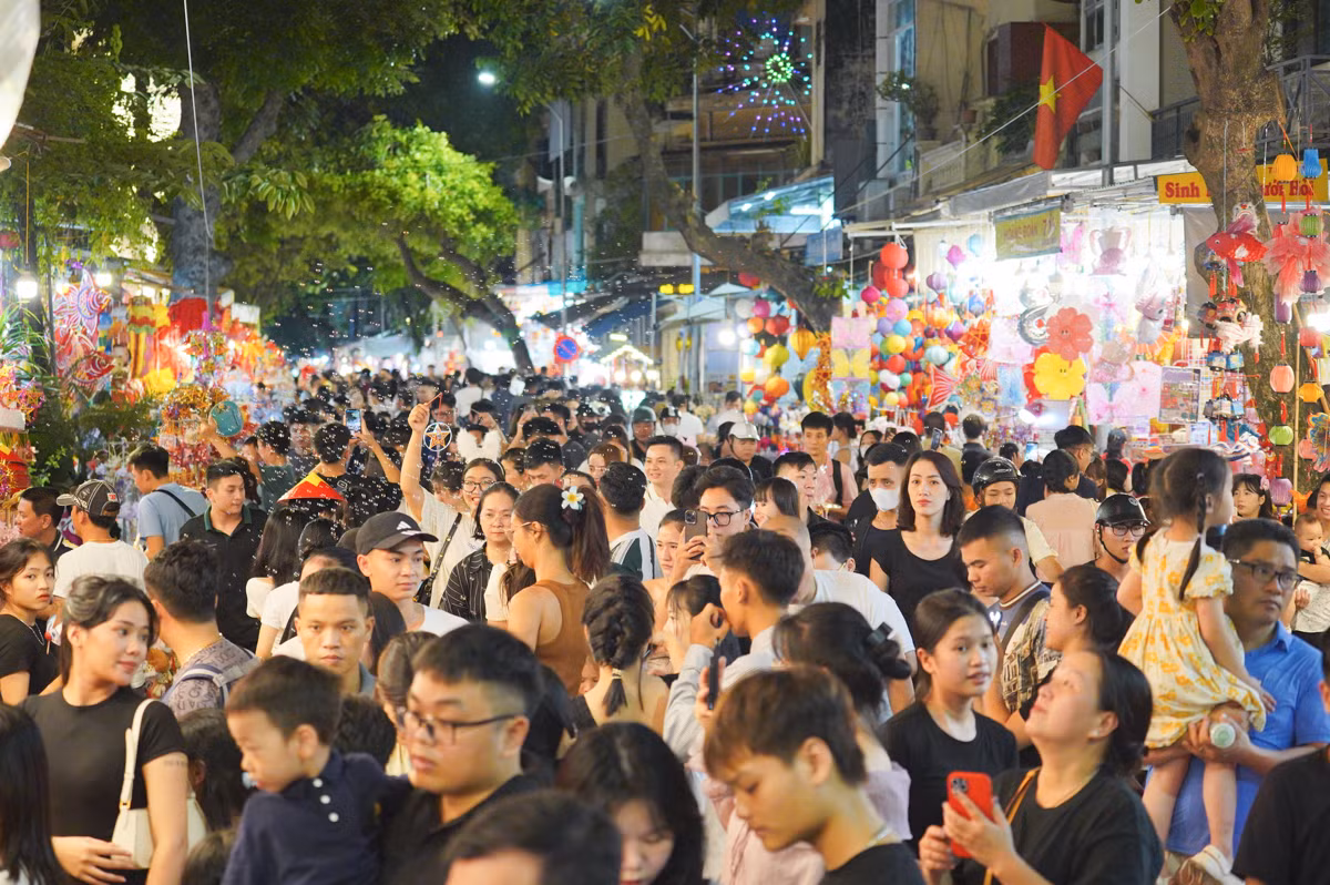Còn hơn nửa tháng nữa mới đến Trung thu, nhưng thời điểm này không khí tại phố Hàng Mã đã vô cùng nhộn nhịp. Dòng người đông đúc, chen chân nhích từng bước một, các bạn trẻ mất hàng chục phút loay hoay tìm góc "check-in".