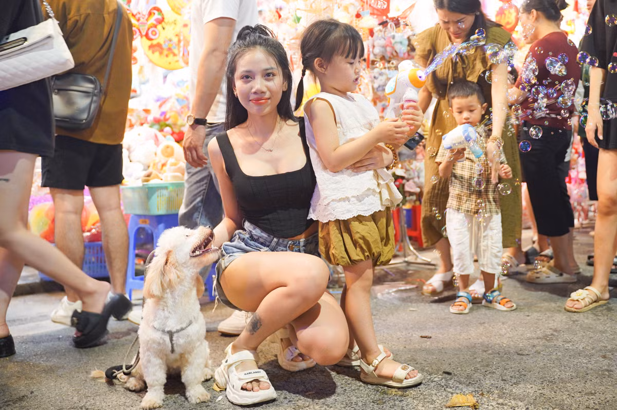 Bạn Ngô Diệu Linh tranh thủ cuối tuần đã cùng chị gái và cháu đến phố Hàng Mã chơi. "Hôm nay thời tiết đẹp, hôm qua mình cũng định đi nhưng mưa quá. Không khí ở đây rất nhộn nhịp", bạn Linh chia sẻ.