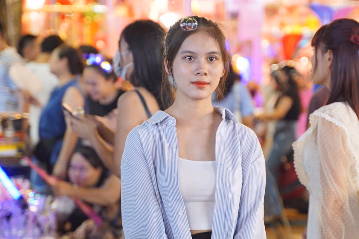 Nhiều 'nàng thơ' thích thú tạo dáng bên những gian hàng bán đồ Trung thu.