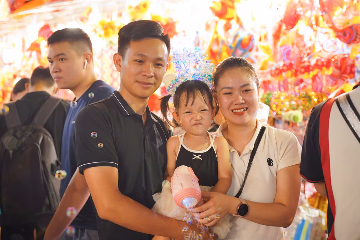 Các gia đình tranh thủ chụp ảnh lưu lại khoảnh khắc Tết Trung thu sớm.