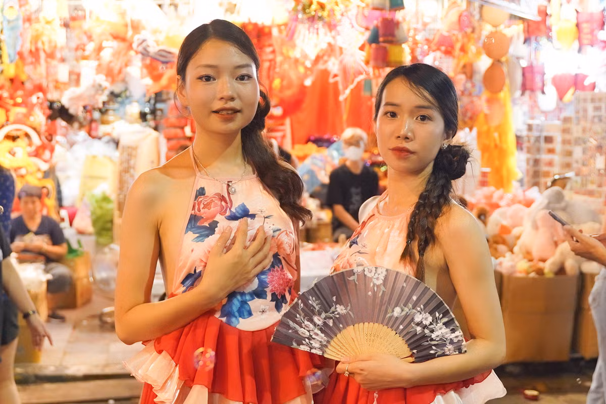 Dưới ánh đèn lồng lung linh sắc màu, Nguyễn Thị Minh Tâm rạng rỡ trong tà áo yếm truyền thống, tạo dáng duyên dáng giữa không gian rực rỡ của phố Hàng Mã. Cô chia sẻ: "Để có những bức ảnh Trung thu thật đẹp, mình đã thuê áo yếm để lên đây check-in. Năm nào cũng vậy, cứ đến Trung thu là mình lại đến phố Hàng Mã để chụp ảnh. Không khí ở đây lúc nào cũng náo nhiệt, vui tươi, khiến mình cảm thấy háo hức và yêu đời hơn."