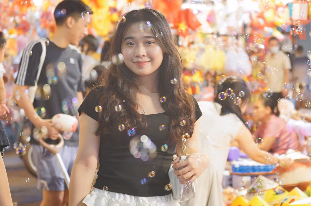 Nhiều 'nàng thơ' thích thú tạo dáng bên những gian hàng bán đồ Trung thu.