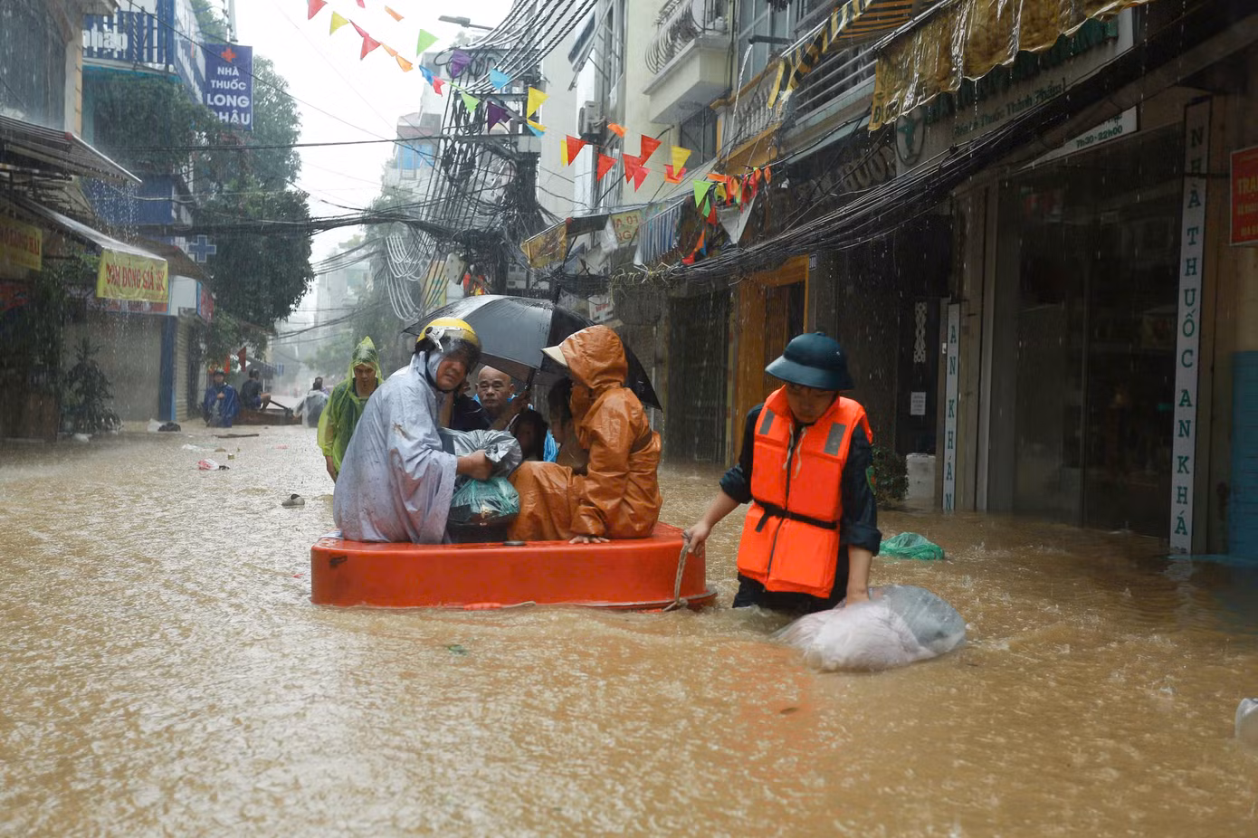Chính quyền liên tục khuyến cáo người dân di dời lên điểm an toàn và dùng thuyền giúp dân di chuyển đồ đạc.