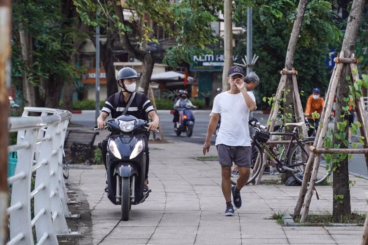 "Thật sự kinh khủng, tôi đi qua mà không thể thở nổi vì mùi thối của cá", ông Nguyễn Văn Bính (quận Tây Hồ) nói.