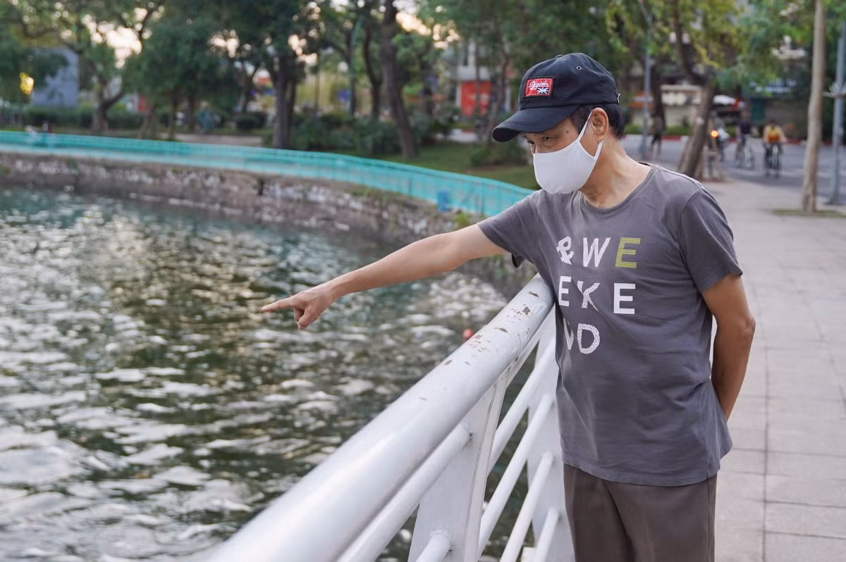 Ông Nam - một người dân quận Tây Hồ cho biết, khoảng 1 tuần nay đi tập thể dục ông luôn cảm thấy khó chịu bởi mùi cá chết. "Mong tình trạng này giải quyết nhanh để người dân có nơi đi lại thoải mái, buổi sáng gió mạnh còn đỡ. Ban đêm đi qua khu vực đường Nguyễn Đình Thi thì không thể chịu nổi", ông Nam nói.