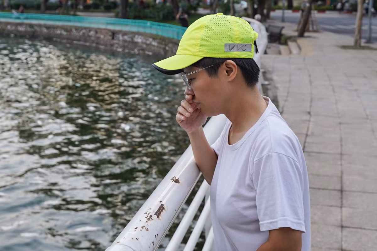 Tình trạng cá bốc mùi, thối rữa khiến cho nhiều người dân đi qua khu vực hồ Tây cảm thấy rất khó chịu.