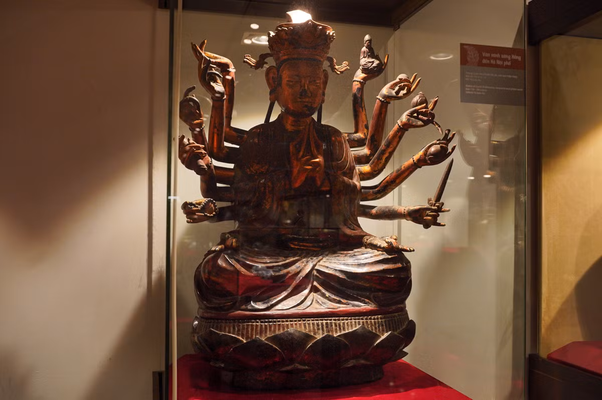 Tượng Quan Âm Chuẩn Đề sơn son thếp Vàng có niên đại thế kỷ XVII-XVIII.