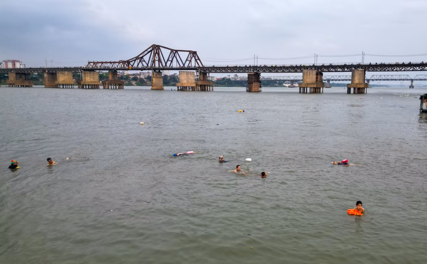 Càng về chiều, người dân kéo đến càng đông.