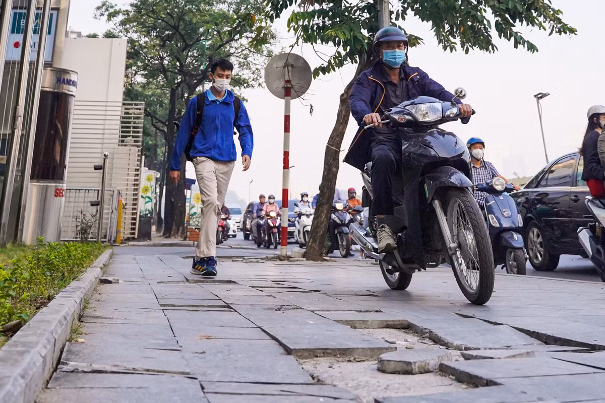 Vỉa hè bong cả mảng lớn trên đường Kim Mã (quận Ba Đình).