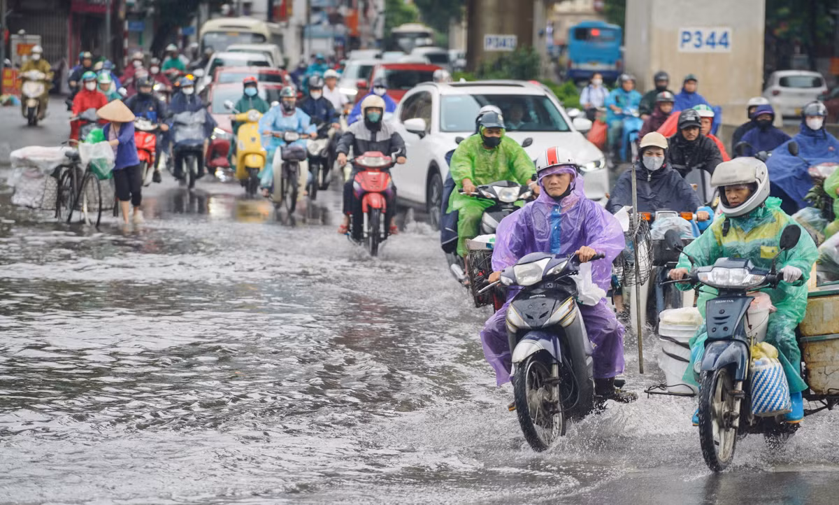 Tại đường Cầu Giấy, một số đoạn ngập nhẹ.