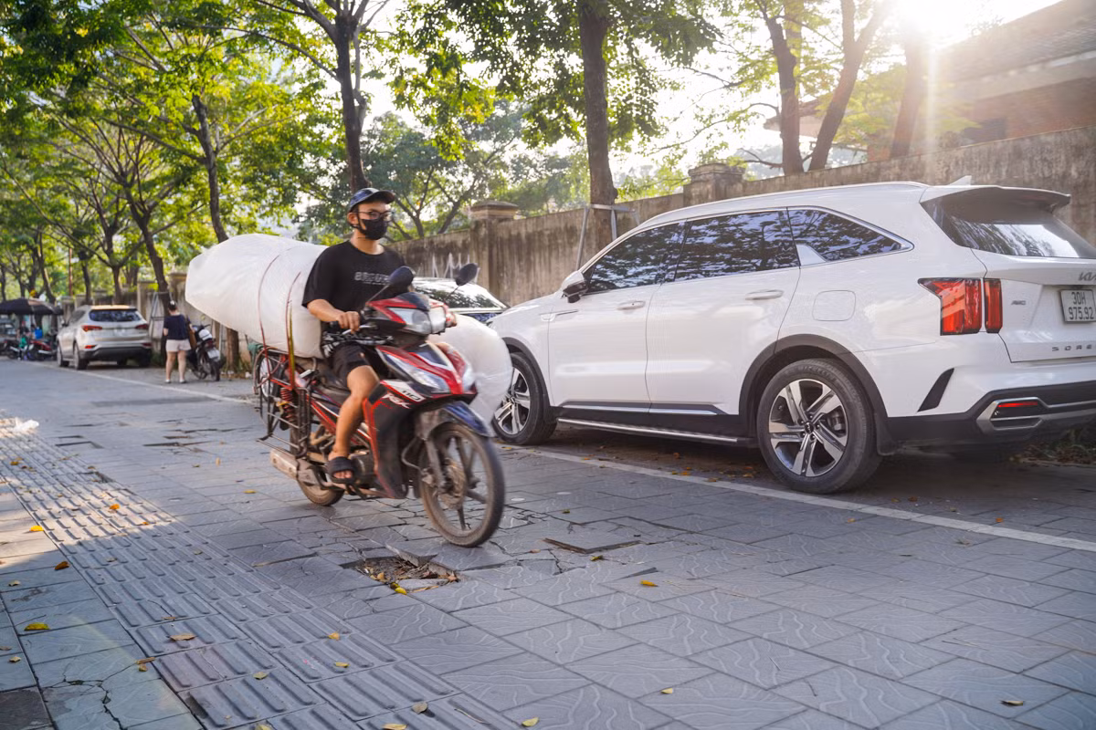 Việc cải tạo vỉa hè phải dựa vào tình trạng và hiện trạng cụ thể của từng khu vực trên địa bàn Hà Nội. Trao đổi với PV báo Tiền Phong, đại diện Sở Xây dựng cho biết, Sở sẽ thường xuyên kiểm tra định kỳ và đột xuất hoạt động cải tạo, chỉnh trang vỉa hè tại các quận, huyện trên địa bàn.