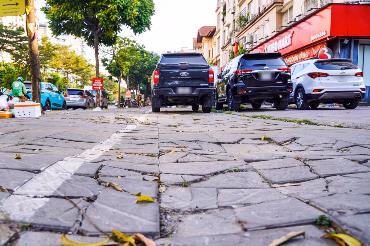 Trên vỉa hè phố Trung Kính, ô tô được đậu thành một hàng kéo dài.