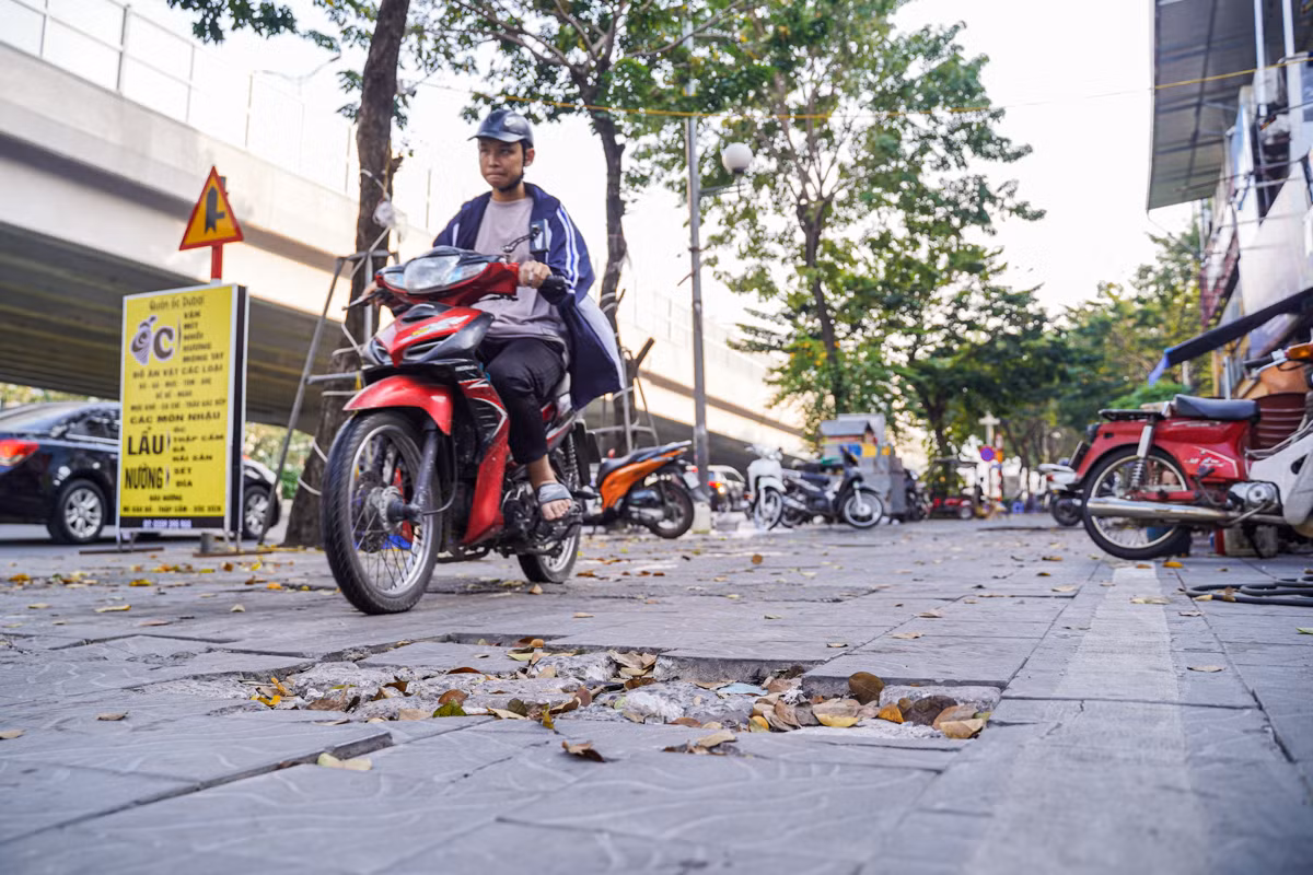 Vỉa hè trên đường Phạm Văn Đồng (quận Cầu Giấy).