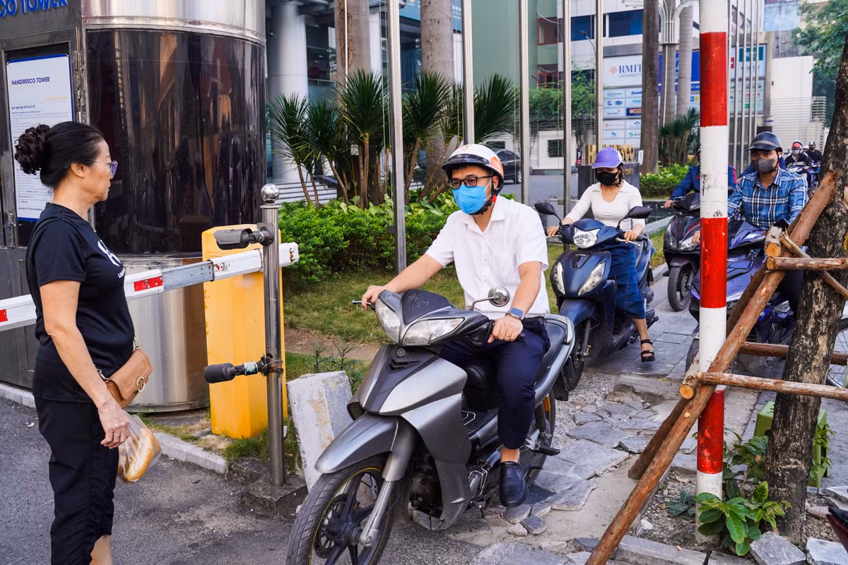 Nhiều lúc, người đi bộ buộc phải dừng lại nhường đường cho 'dòng' xe máy.