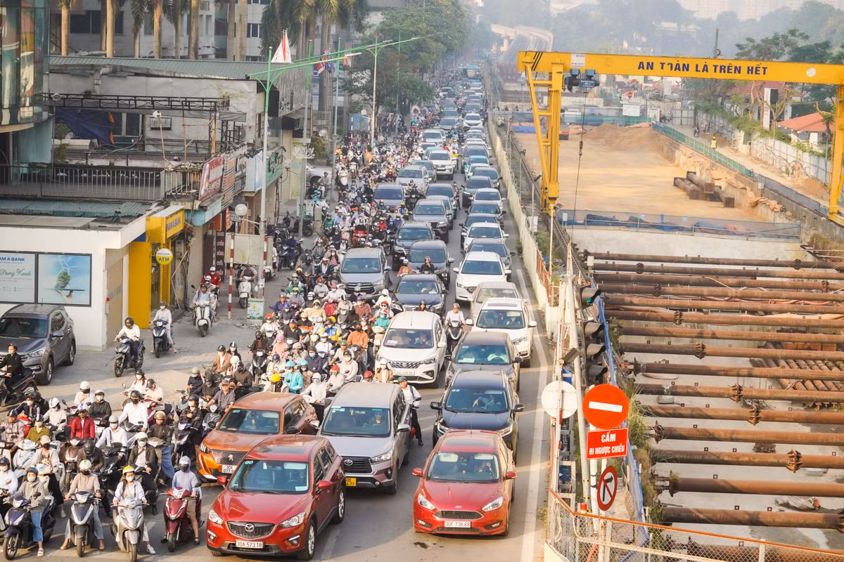 Vỉa hè được thiết kế dành riêng cho người đi bộ, tuy nhiên, tại đường Kim Mã, vào giờ cao điểm, nhiều xe máy tràn lên vỉa hè, gây áp lực lớn lên kết cấu đá.