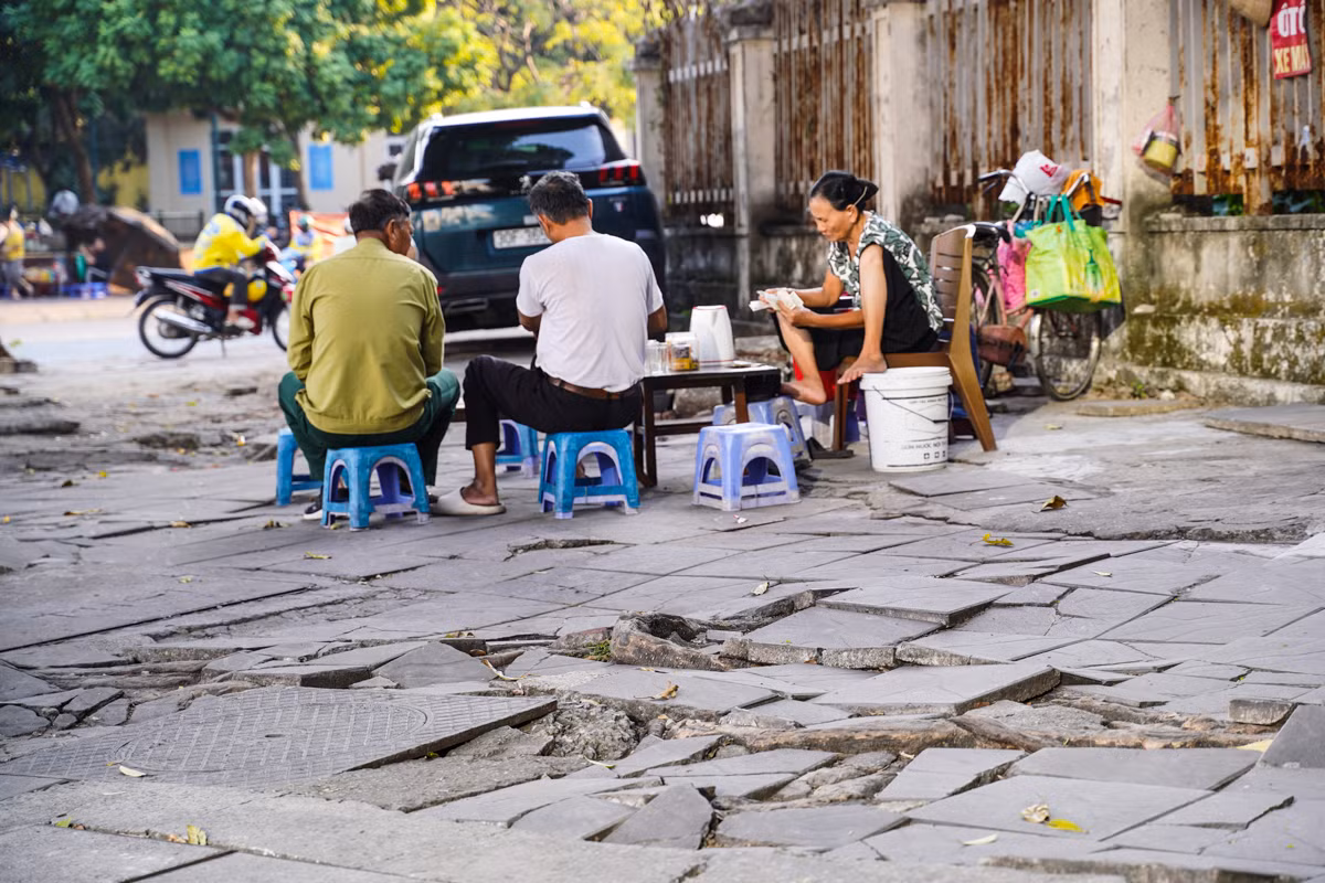 Bên cạnh đó, vỉa hè còn bị chiếm dụng làm nơi bán hàng khiến không gian người đi bộ bị thu hẹp.