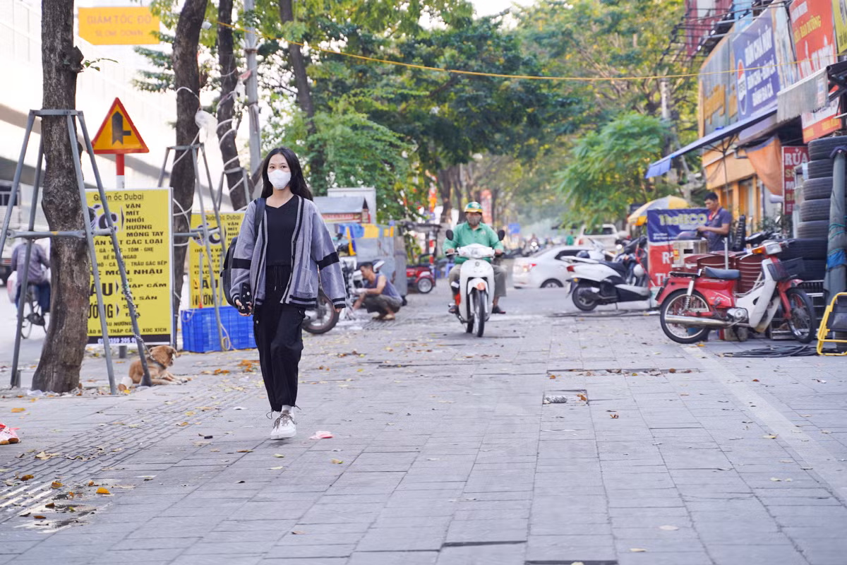 Bạn Nguyễn Thị Minh Anh - sinh viên năm nhất trường ĐH Thương Mại cho biết: "Hàng ngày tôi đi bộ dọc đường Phạm Văn Đồng để đến trường nên nắm rất rõ tình trạng 'lồi lõm' của vỉa hè này. Nếu không cận thẩn rất dễ sụp 'ổ voi, ổ gà' và bị thương".