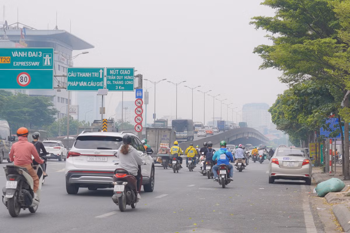 Sau 13 giờ, tình trạng mù mịt dù được cải thiện nhưng nhìn bằng mắt thường vẫn có thể thấy rõ màu trắng xoá trên bầu trời.