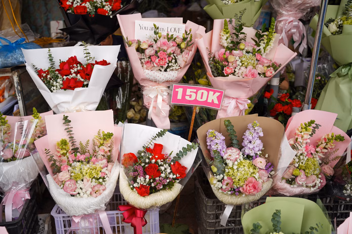 Từ sáng sớm, nhiều chàng trai đã tranh thủ đến các cửa hàng để mua hoa đẹp tặng bạn gái, người yêu.
