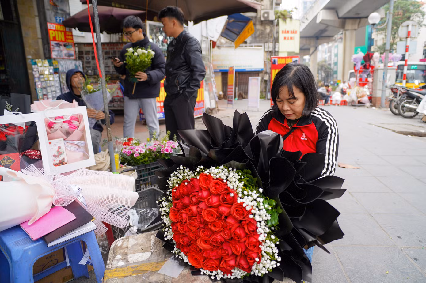 Cô Hà (chủ tiệm hoa ở Cầu Giấy) cho biết: "Dịp này, mọi người thường có xu hướng chọn những món quà độc đáo hơn. Để phục vụ thị trường lễ tình nhân năm nay, ngoài những bó hoa đẹp, cửa hàng tôi còn chuẩn bị đầy đủ các loại socola, thiệp và túi quà xinh xắn."