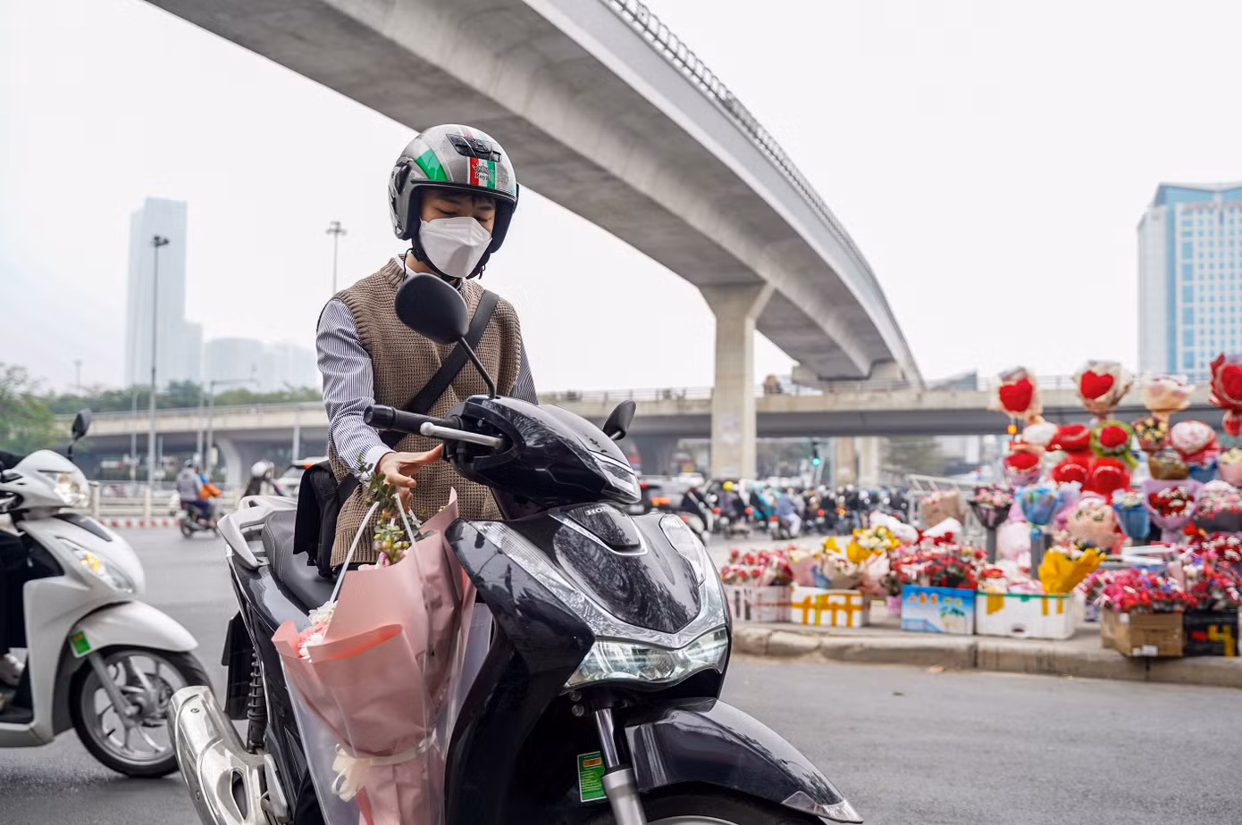 Từ sáng sớm, nhiều chàng trai đã tranh thủ đến các cửa hàng để mua hoa đẹp tặng bạn gái, người yêu.